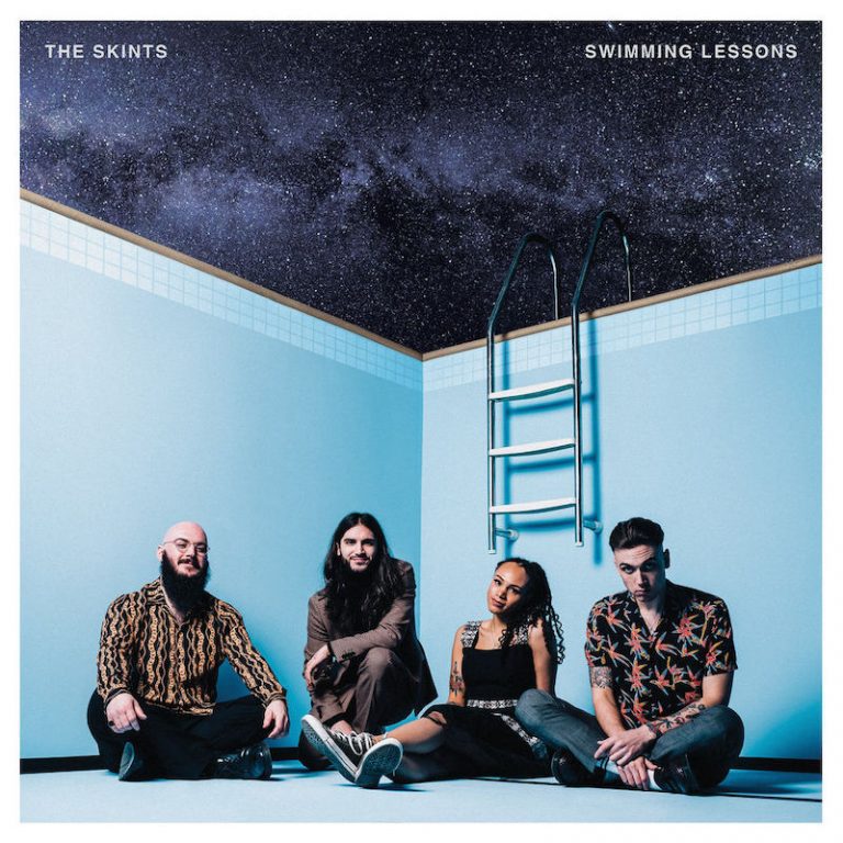 THE SKINTS TORNANO CON “SWIMMING LESSONS”
